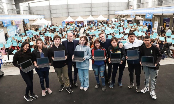 Achával e Insaurralde entregaron netbooks a estudiantes secundarios pilarenses