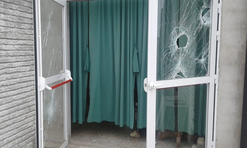 Vandalizaron una escuela de Fátima: destrozaron vidrios y muebles
