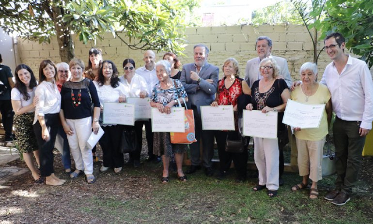 Diplomas para adultos mayores que completaron el taller de “Mediadores de Conocimiento”