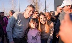 Achával y Soledad Peralta inauguraron la nueva Plaza de Peruzzotti