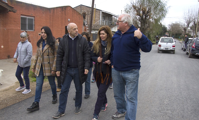 El intendente recorrió obras de asfalto terminadas en un barrio de Pilar