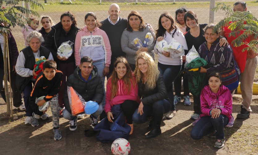 El Municipio entregó materiales deportivos a un club de barrio