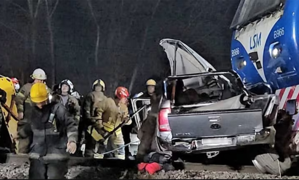Una camioneta fue embestida por un tren de la Línea San Martín: al menos un muerto y varios heridos