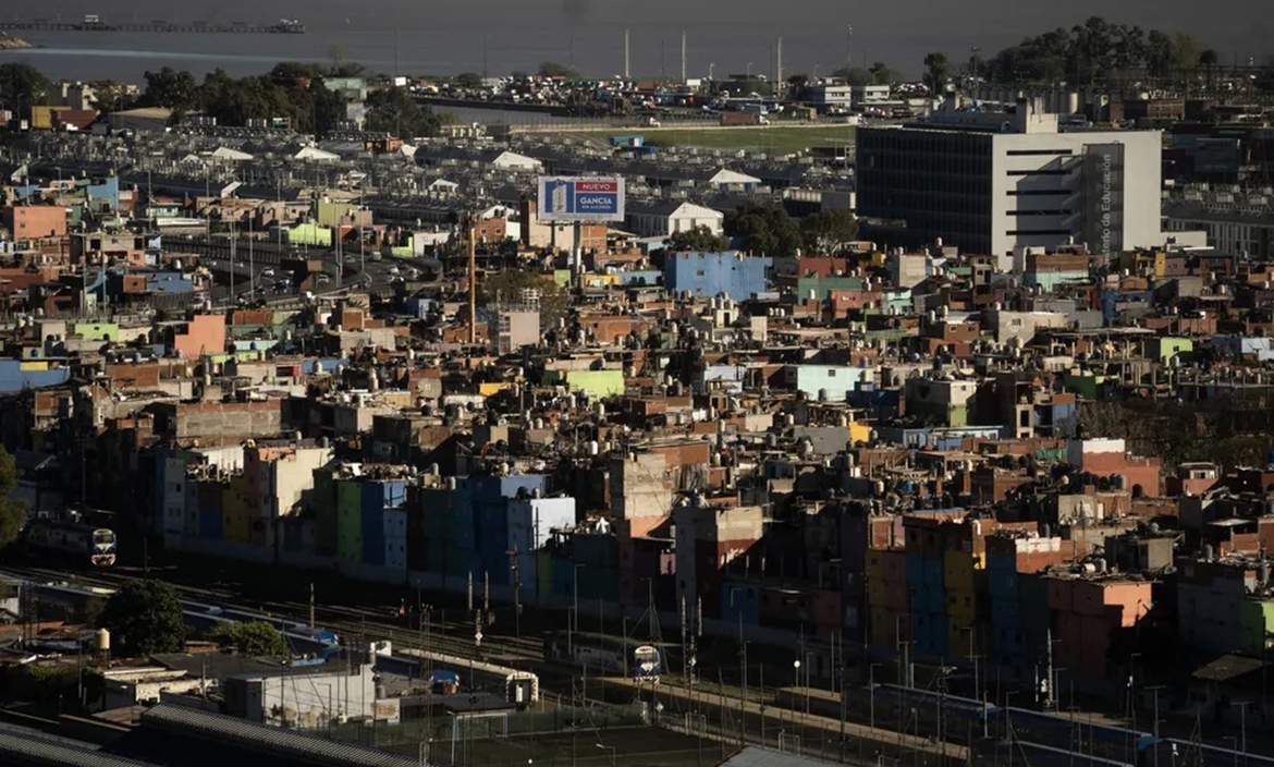 31,6%: la pobreza bajó 6,5% en el primer semestre del año, según el Indec