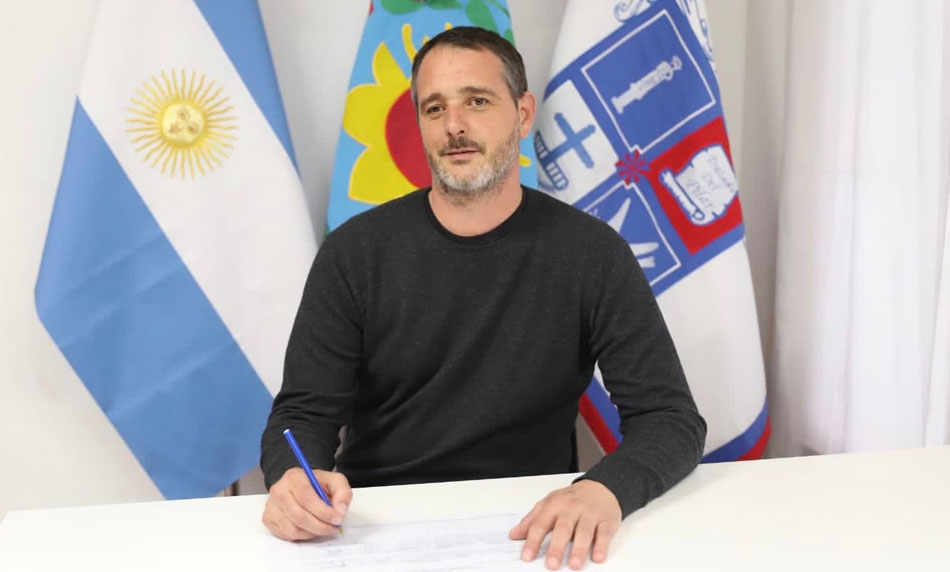 Laurent firmó como primer precandidato a concejal.