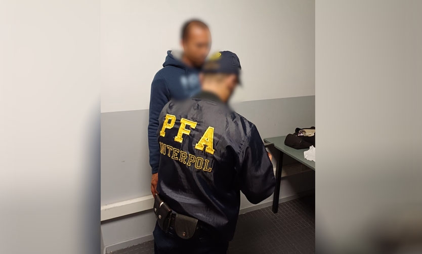 Extraditan desde España a un hombre acusado de violar y amenazar a una mujer